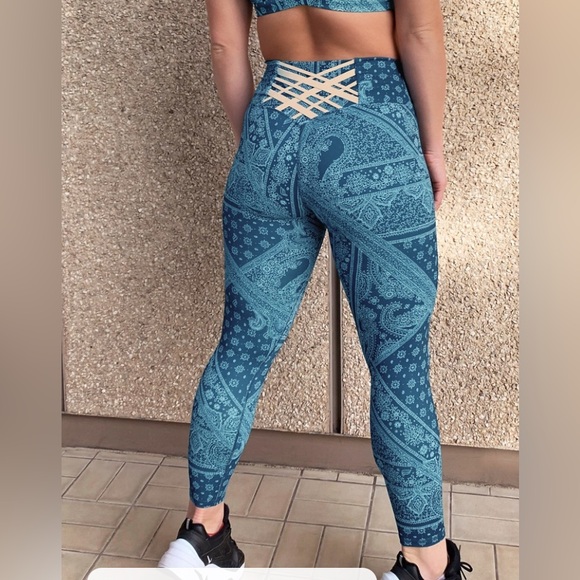 Fabletics High-waisted 7/8 Legging Blue Nova Bandana Tapioca Sz‎ L. - Picture 1 of 9